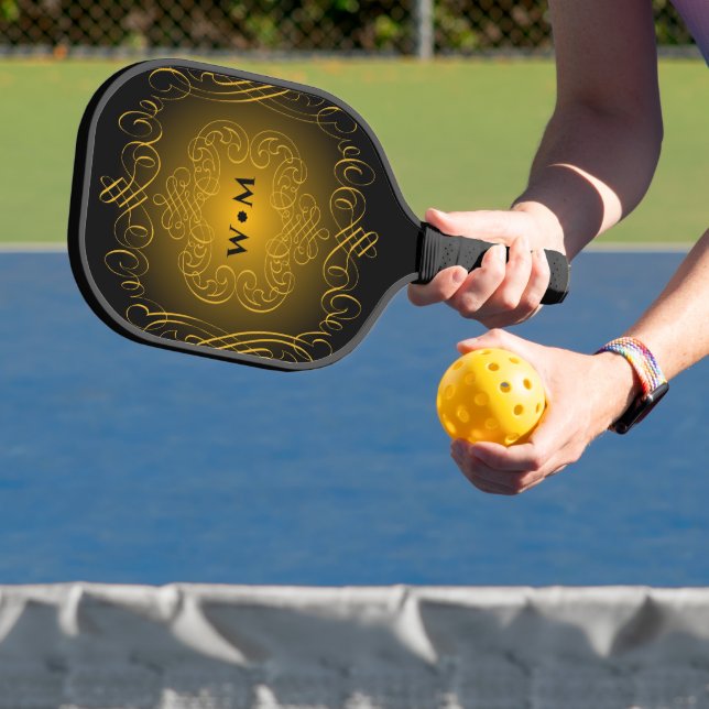 Palas De Pickleball Monograma Negro y Oro con elementos decorativos (in situ)