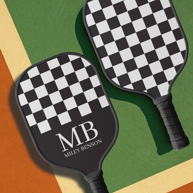 Palas De Pickleball Monograma retro estético negro y blanco controlado (Checkered black and white personalized pickleball paddle)