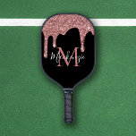 Palas De Pickleball Monograma Rosa de moda Oro y Purpurinas Negros<br><div class="desc">Rosa de moda Purpurina de espuma de oro Perforaciones Monograma Bolas de bolas de bolas de oro con un purpurina de oro fino rosa/rosa de moda gotea sobre un fondo de moda con su personalizado monograma y nombre. Diseñado por Cedar y String. Para personalizar aún más, por favor haga clic...</div>