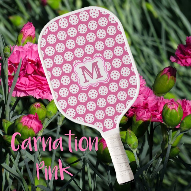 Palas De Pickleball Monograma rosa y blanco de carnación elegante (Fun little white pickleballs dance on a Carnation Pink background. Monogram!)