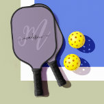 Palas De Pickleball Monograma y nombre de guión de estilo púrpura<br><div class="desc">Un diseño elegante y divertido de palas de pickleball con tu monograma inicial en letra de guión grande en lavanda con tu nombre escrito a mano en negro sobre un fondo morado. El estilo es elegante y atractivo, ¡todo en ti! ¡Es una gran elección para las mujeres que disfrutan jugando...</div>