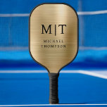 Palas De Pickleball Monogramado de oro cepillado metálico elegante mod<br><div class="desc">Juega con estilo con esta elegante paleta de bolas metálicas de oro monocroma! Con un diseño dorado pulido y elegante con un monograma de personalizable, este remo combina la sofisticación con el rendimiento. Perfecto para los amantes del pickleball que aprecian un toque de lujo, ofrece un elegante pero funcional añadido...</div>