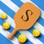 Palas De Pickleball Naranja Amarillo lindo Monograma Inicial   Nombre<br><div class="desc">Un bonito diseño amarillo/naranja en el que puedes añadir tu nombre de pila monogramado e inicial con un estilo de letra moderno.</div>