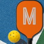 Palas De Pickleball naranja de neón - monograma audaz<br><div class="desc">Paddle de bolas de bolas con fondo de color sólido neón naranja y letra en negrita en blanco .Diseño sencillo y a la moda de Alma Wad .Personalízalo con tu monograma ahora . __________________ Naranja - el color del Sol - a menudo se asocia con el signo de Leo ....</div>