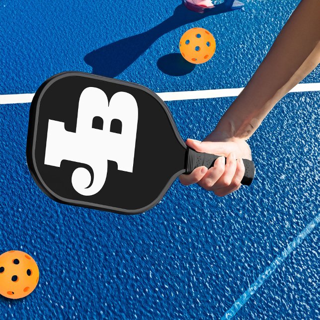 Palas De Pickleball Negrita monogramada Doble inicial Negro y Blanco (Pickleball Bat with Bold Monogram of Interlocked Double Initials)