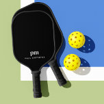 Palas De Pickleball Negro brillante con monograma y nombre<br><div class="desc">Para el entusiasta de las Pickleball, este diseño de la paddle tiene un fondo negro elegante con una plantilla de texto para personalizar con sus iniciales de monograma en funda inferior y su nombre debajo del monograma en texto superior más pequeño del funda. El aspecto es moderno y refinado, manteniendo...</div>