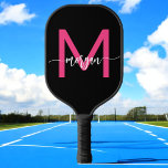 Palas De Pickleball Nombra de Monograma del guión moderno rosado calie<br><div class="desc">Eleva tu juego de pickleball con nuestro Hot Pink Modern Script Girly Monograma Nombre Pickleball Con un vibrante diseño rosado caliente y personalizado con su nombre en una escritura moderna y elegante, este remo le añade un toque elegante y femenino a sus partidos. Diseñado tanto para el rendimiento como para...</div>