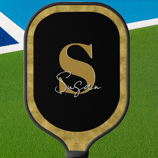 Palas De Pickleball Nombre de guión moderno personalizado (Pickleball paddle that is elegant and stylish. Gold and black monogrammed design. )