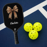 Palas De Pickleball Nombre del arco del leopardo negro<br><div class="desc">Fondo negro,  decorado con un arco con estampado de leopardo. Fondo rosa suave. Personaliza y agrega tu nombre. Texto blanco.</div>