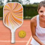 Palas De Pickleball Nombre del texto del Personalizado Swirl Retro Sun<br><div class="desc">Diviértase jugando con esta pádel de pickleball con un patrón de giro retro de la explosión solar. Añadir 3 líneas de texto personalizado - nombre, monograma, nombre del club de pickleball, nombre de la empresa, ubicación, número de teléfono, etc. Un regalo perfecto para niños, padres, abuelos, amigos, clientes, fiesta nupcial,...</div>