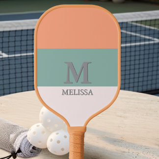 Palas De Pickleball Nombre monogramado con rayas naranjas rosadas y ve