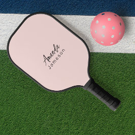 Palas De Pickleball Nombre monogramado rosado simple en el pasto moder