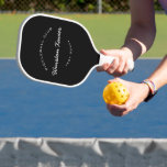 Palas De Pickleball Nombre y diseño de club blanco negro personalizado<br><div class="desc">Juega con estilo con esta elegante pala de pickleball negra con un moderno diseño de club circular y un nombre de guión personalizado. Añade tu nombre, iniciales, año establecido o detalles del club para crear una mirada profesional en el tribunal. Perfecto tanto para juegos casuales como para juegos competitivos, este...</div>
