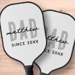 Palas De Pickleball Papá desde el 20XX Preppy simple moderno<br><div class="desc">Este diseño sencillo y moderno se compone de una tipografía de san serif.</div>
