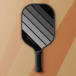 Palas De Pickleball Patrón de rayas retro Viñeta gris negro<br><div class="desc">Añade tu nombre a este diseño masculino con franjas audaces. Un diseño retro con fuente inspirada en los años 70 y un patrón mínimo. Se pueden cambiar todos los colores. Crea tu propio y cambia los colores a tu combinación favorita.</div>