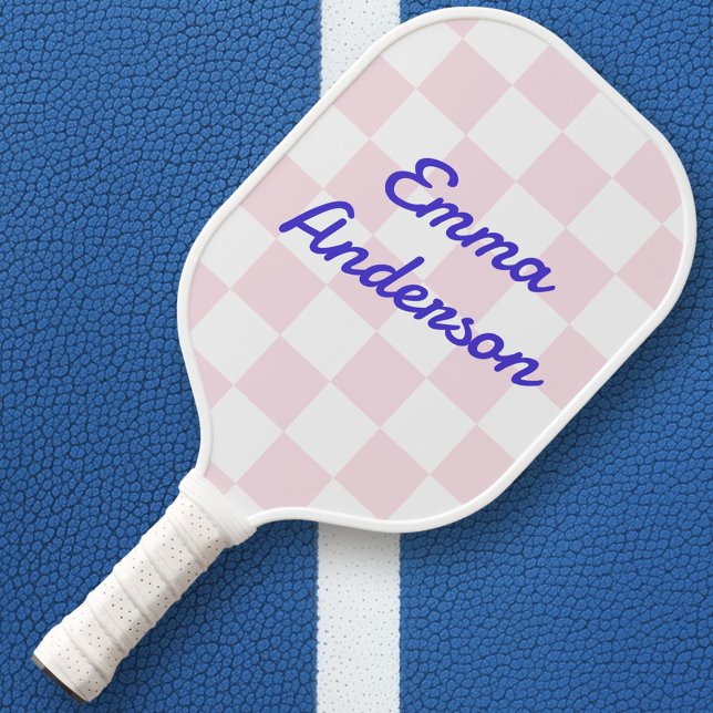 Palas De Pickleball Patrón de tablero de ajedrez blanco rosado con nom (Retro name light pink white checkerboard pattern pickleball paddle)