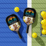 Palas De Pickleball Pickleball Dad | Foto Personalizado<br><div class="desc">Con un divertido logo de pickleball "Como un papá normal pero muy frío" con un lugar para sus nombres. Una foto completa en el frente. ¡Añade tantas fotos como quieras al revés! Ya sea su cumpleaños, el Día del Padre, Navidades u otra ocasión especial, sorprender a papá con un regalo...</div>