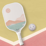 Palas De Pickleball Pickleball Sunset Minimal Neutral Landscape Person<br><div class="desc">Diviértase jugando a pickleball con esta paddle super cool que cuenta con un paisaje mínimo de arte de montañas, lagos y un sol de "pickleball". Personaliza con 3 líneas de texto personalizado - nombre, monograma, nombre del club de piquetes, nombre de la empresa, ubicación, número de teléfono, etc. Un regalo...</div>