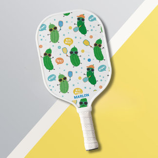 Palas De Pickleball Pickles cutáneos jugando al baloncesto