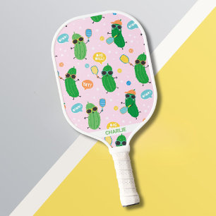 Palas De Pickleball Pickles cutáneos jugando al baloncesto