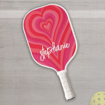 Palas De Pickleball Psicodelia Calligrafía del corazón Psicodelic Nomb<br><div class="desc">Un patrón cardíaco funky con rosa pastel y rojos. El guión moderno añade un toque divertido y moderno a este diseño retro. Añade tu nombre o borra el texto por una divertida portada femenina. El nombre es un guión de moda de gran tamaño blanco. Si hace clic en el enlace...</div>