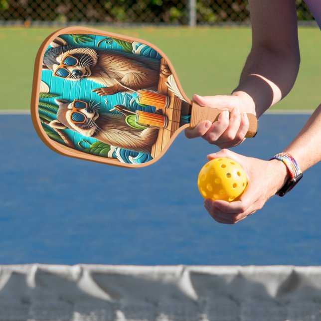 Palas De Pickleball Raccones caprichosos encaramados en mesa rústica (in situ)