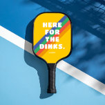 Palas De Pickleball Rayas antiguas en amarillo dorado aquí para el ros<br><div class="desc">Este motivo de raya retro y fondo amarillo dorado tiene un texto gracioso,  blanco,  que dice "aquí por los dinks" con el nombre personalizado de texto debajo para hacer de esta pelota de pepinillo un regalo divertido para el fanboy o fangirl de la pelota de pepinillo.</div>