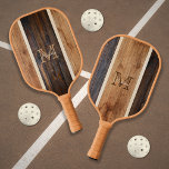 Palas De Pickleball Rayo de tono de madera rústica vertical<br><div class="desc">El Rustic Wood Tone Vertical Stripe Pickleball Paddle es una excelente incorporación a sus actividades al aire libre. Personalice este diseño gráfico con su monograma y nombre. Hace un regalo excelente.</div>