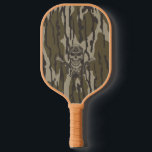 Palas De Pickleball Rifle clásico y cráneo de Bottomland Camo Vintage<br><div class="desc">El Ilustracion Bottomland Camo Vintage Classic Rifle and Skull presenta un diseño único que combina los tradicionales patrones de camuflaje de Bottomland con audaces rifles de asalto vintage y un motivo de cráneo. El camuflaje ofrece una estética escarpada y terrenal, mientras que el rifle y el cráneo le dan un...</div>