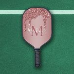 Palas De Pickleball Rosa Girly Gold Sparkle Purpurinas Dris Monograma<br><div class="desc">Rosa Girly Purpurina de espuma dorada Perforaciones Monograma Baloncesto almendras con modas tonificantes rosado/rosa purpurina de oro gotea sobre un fondo de moda con su monograma y nombre personalizado. Diseñado por Cedar y String. Para personalizar aún más, por favor haga clic en el enlace "personalizar adicional" y utilice la herramienta...</div>