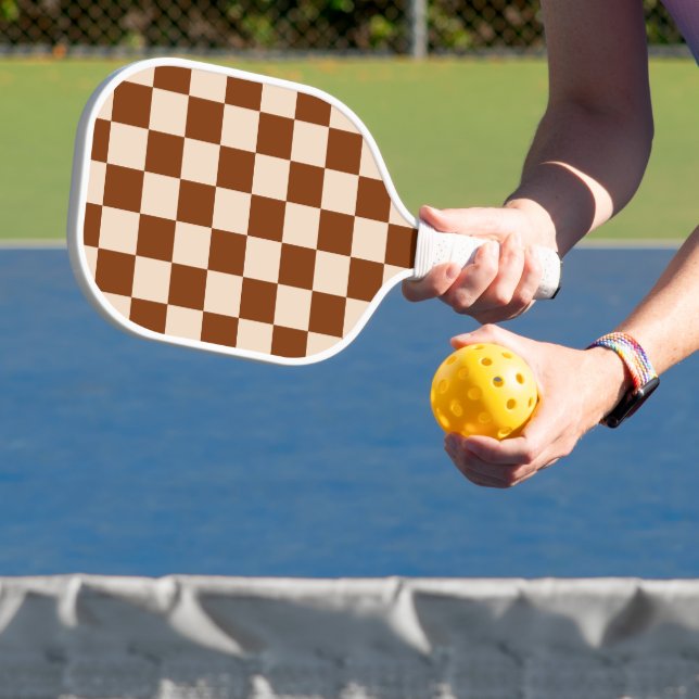 Palas De Pickleball Rust brown and beige checkerboard pattern (in situ)