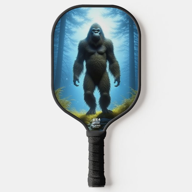 Palas De Pickleball Sasquatch de pie grande en los bosques (Anverso)