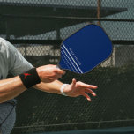 Palas De Pickleball Sencillas franjas azules de la Marina Oscura Moder<br><div class="desc">Sutil sofisticado y sobrio remo remo azul marino oscuro y pickleball negro con delgado tipo de letra sans-serif nombre en blanco con un simple diseño de línea rayada abajo,  un aspecto profesional para el jugador de pickleball ávido o principiante que busca una paleta o raqueta única.</div>
