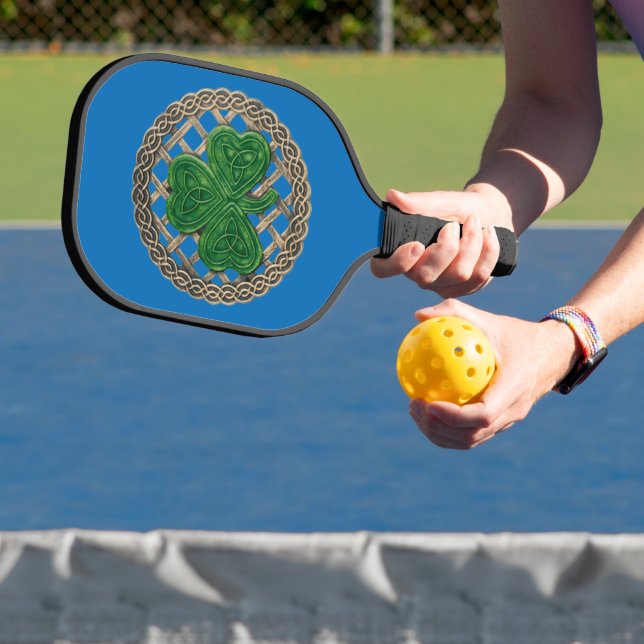 Palas De Pickleball Shamrock azul sobre nudos celtas (in situ)