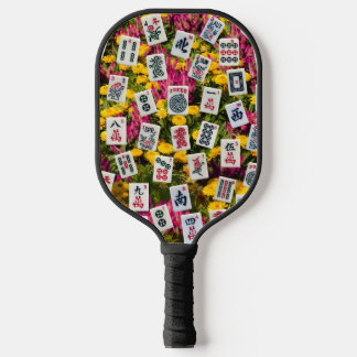 Palas De Pickleball Símbolos de Mahjong sobre fondo de flores silvestr