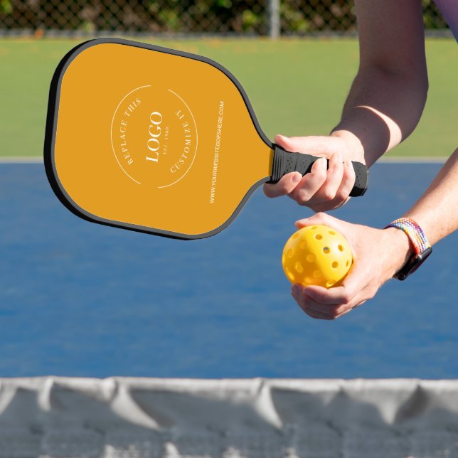 Palas De Pickleball Sitio web promocional del logo de Mustard Yellow B (in situ)