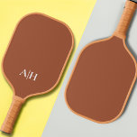 Palas De Pickleball Terracota y blanco, Monograma moderno<br><div class="desc">La pádel de pickleball de moda presenta un bonito fondo de terracota,  añade tus iniciales o monograma en negrita en blanco para un aspecto simple y lindo, </div>