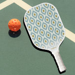 Palas De Pickleball Texto personalizado del patrón de quatrefoil de Mo<br><div class="desc">Juega con estilo con esta pala de pickleball con un patrón de quatrefoil de moda boho y tu texto personalizado. ...  Añade tu nombre,  monograma,  nombre del club,  número de teléfono,  etc para personalizar. Seguro que le subirás el juego con esta paleta perfecta para todos los niveles de juego.</div>