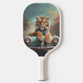 Palas De Pickleball Tigre sentado en un auto deportivo