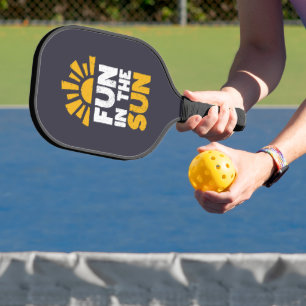 Palas De Pickleball Un cartel que dice diversión al sol