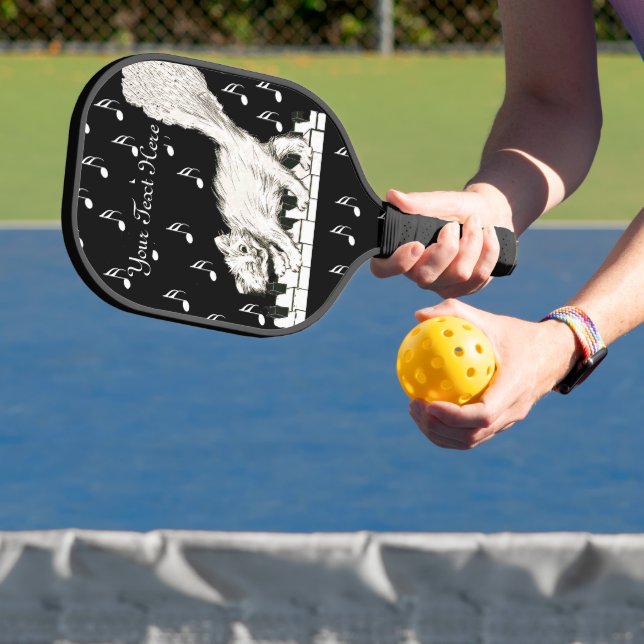 Palas De Pickleball Un gato blanco y agudo sobre las claves de piano n (in situ)