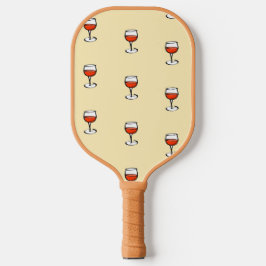 Palas De Pickleball Vidrio de vino sobre naranja