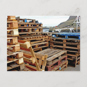 Paletas de madera en la tarjeta de poste de carga