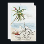 Palm Tree & Beach Chairs Tarjeta de vacaciones tro<br><div class="desc">Esta tarjeta de vacaciones para Navidades "Feliz Navidad desde este lado del mundo" incluye una palmera con adornos y luces, un par de tumbonas bajo el paraguas en una playa de arena con acuarela. En el reverso, palmeras y océano en acuarela. Personalízalo para tus necesidades. Puedes encontrar productos coincidentes en...</div>