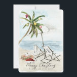 Palm Tree & Beach Chairs Tarjeta de vacaciones tro<br><div class="desc">Esta tarjeta de vacaciones para Navidades "Feliz Navidad desde este lado del mundo" incluye una palmera con adornos y luces, un par de tumbonas bajo el paraguas en una playa de arena con acuarela. En el reverso, palmeras y océano en acuarela. Personalízalo para tus necesidades. Puedes encontrar productos coincidentes en...</div>