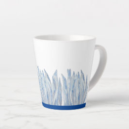 Palos de alk azul en una pequeña taza de latte