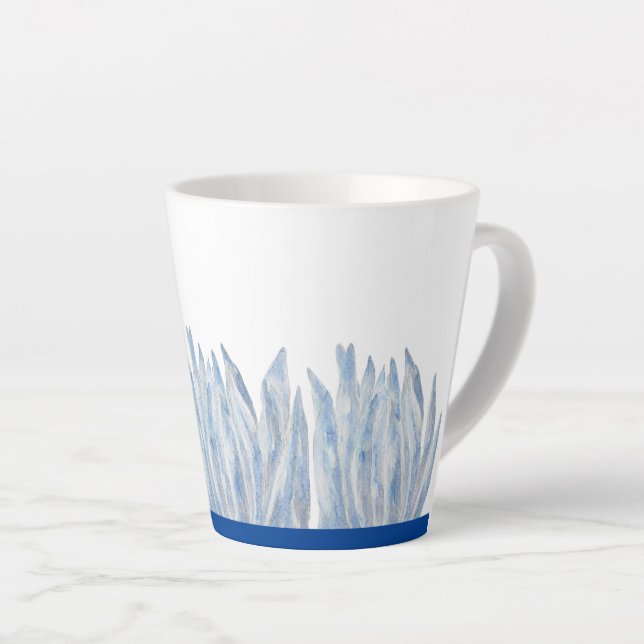 Palos de alk azul en una pequeña taza de latte (Ángulo derecho)
