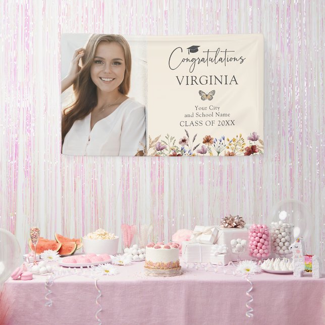 Pancarta de graduación de Bohemia Flora Silvestre (Wildflower Bohemian Graduation Banner with Butterfly by Painted Paperie
)