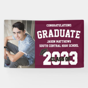 Pancarta de graduación de Borgoña de 2023 con gorr