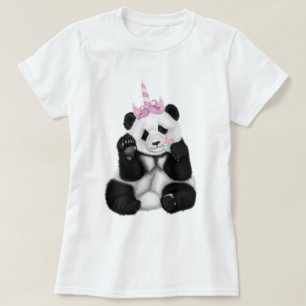 Panda bebé en una camiseta gorra de unicornio